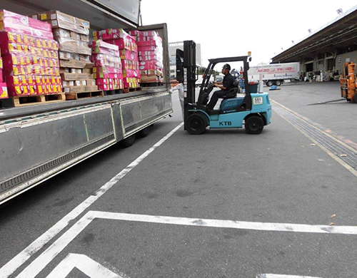 空港貨物地区内！フォークリフトでお仕事！